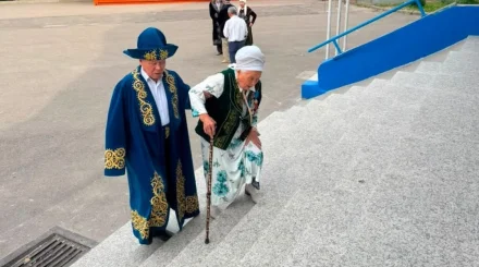 69-летний сын привел свою 90-летнюю мать на избирательный участок в Алматы