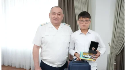 Қарағанды облысының бас полицейі суға батқан баланы құтқарған оқушыны марапаттады