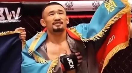 Казахстанский боец заставил чемпиона сдаться на турнире в Китае