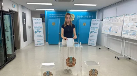 Одной из первых проголосовала казахстанская студентка в Корее