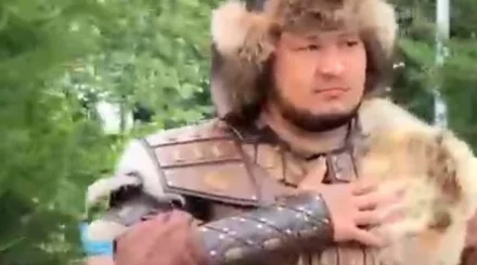  Алматы тұрғыны сайлауға батырдың киімін киіп барды 