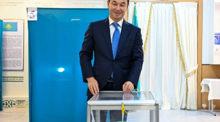 Аким Алматы проголосовал на выборах в Курултай