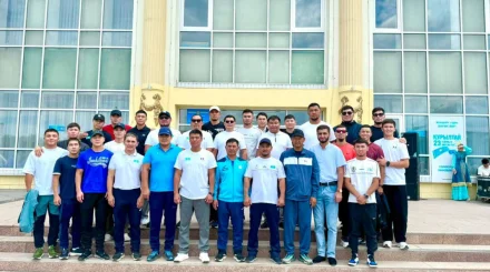  Еліміздің танымал боксшылары сайлауға бірге барды 