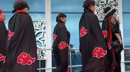 Женщины в плащах "Акацуки" проголосовали в Караганде (ВИДЕО)