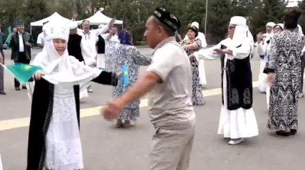 Национальные наряды, флаги и гимн: особая атмосфера царит на избирательных участках Алматы