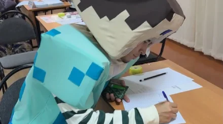 Minecraft кейіпкері Оралдағы сайлау учаскесіне келді