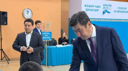   Ерлан Қошанов Қазақстан темір жолы ғимаратындағы сайлау учаскесінде дауыс берді   