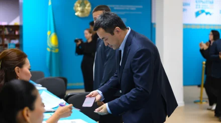   «Әділет» партиясының төрағасы Айбек Дәдебай тарихи Құрылтай сайлауында дауыс берді   