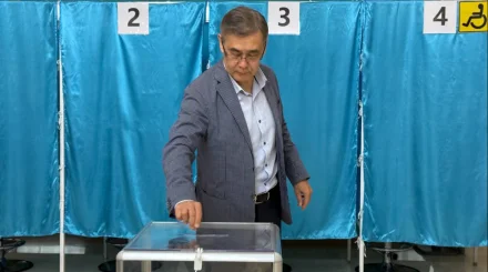 Генсек ШОС Нурлан Ермекбаев проголосовал на выборах в Курултай в Пекине