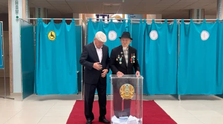 В Косшы 101-летний ветеран ВОВ проголосовал