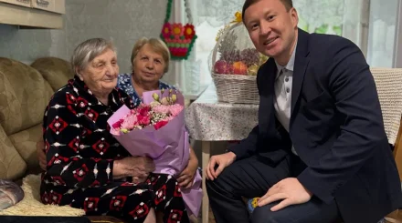 Аким района "Байконыр" поздравил 104-летнюю жительницу Астаны с участием в выборах