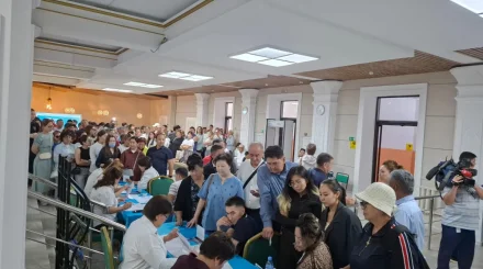 Алматыдағы №102 учаскесіне сайлаушылар ашылған кезден келе бастады