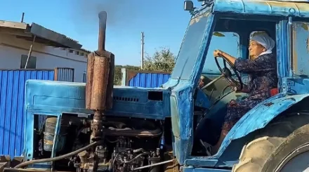 Пенсионерка села за руль трактора и добралась до избирательного участка в ЗКО (ВИДЕО)