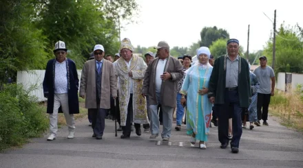 100 жителей улицы Казахстан в Алматинской области одновременно пришли на избирательный участок
