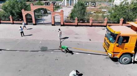 Силач из Атырау протащил КамАЗ в день выборов