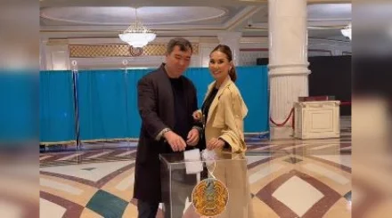 Динара Сатжан с супругом проголосовали на выборах в Курултай (ВИДЕО)