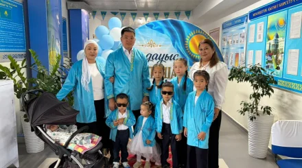  Жеті баласымен дауыс беруге барған жас отбасы көпшілікті сүйсіндірді 