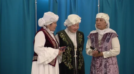 Әжелер дауыс беруге ұлттық киіммен келді