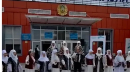 Алматылық әжелер сайлау учаскелерінде ән шырқап, тұрғындарға көтеріңкі көңіл-күй сыйлады