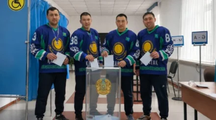  "Қойгелді" хоккей командасының ойыншылары дауыс беруге бірге барды 