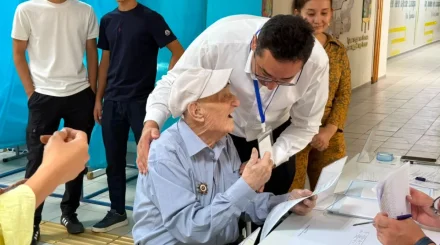 В Алматы 100-летний ветеран ВОВ принял участие в голосовании