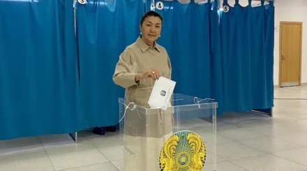  Белгілі жазушы Роза Мұқанова сайлауда дауыс берді 