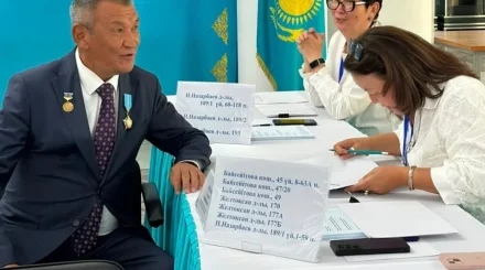 В Алматы заслуженный деятель Республики Казахстан Амантай Бергалиев проголосовал на выборах в Құрылтай