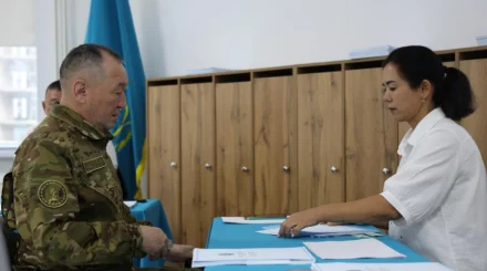   Қорғаныс министрі сайлауда алғашқылардың бірі болып дауыс берді   