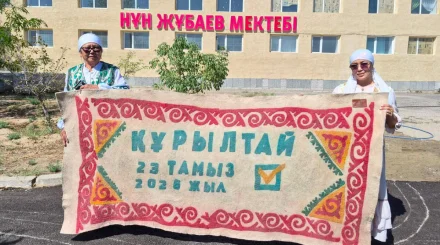 Мангистауская мастерица передала в дар школьному музею изделия в день выборов