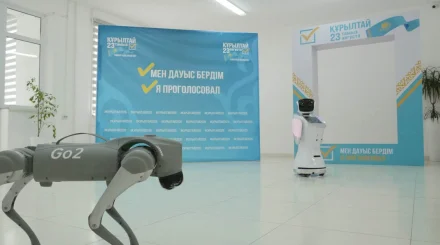  Қызылордада дауыс берушілерді роботтар қарсы алып жатыр 