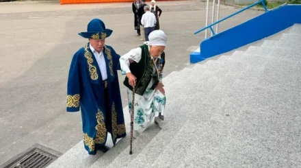 69 жастағы ұлы 90 жастағы анасын Алматыдағы сайлау учаскесіне ертіп келді