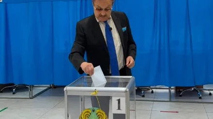 Алматыда Қазақстанның халық артисі Мұрат Серкебаев алғашқылардың бірі болып дауыс берді