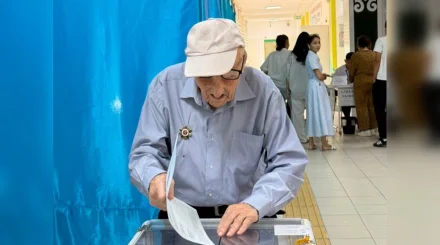 100-летний ветеран проголосовал на выборах в Курултай в Алматы