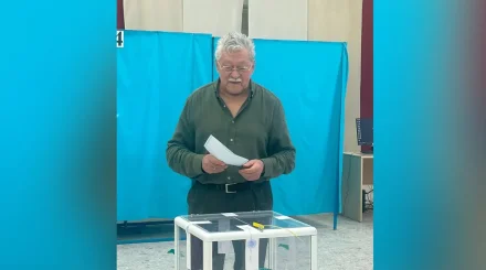 Актер Досхан Жолжаксынов проголосовал на выборах Курултай в Алматы