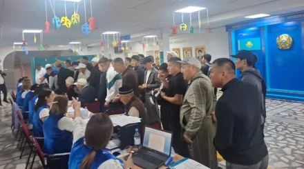 Поток голосующих растет - на избирательные участки прибывает все больше людей