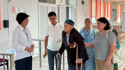 95-летний аксакал дал бата на избирательном участке в Кызылординской области