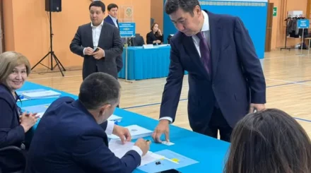 Ерлан Қошанов Құрылтай сайлауында дауыс берді