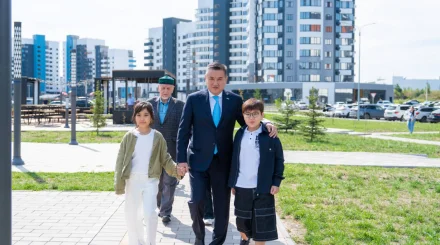  Әке мен бала бірге дауыс берді: ШҚО әкімі сайлау учаскесіне отбасымен келді   