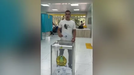 Гимнаст Милад Карими проголосовал на выборах депутатов Курултая в Алматы