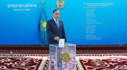 Аким Жамбылской области проголосовал на выборах депутатов Курултая