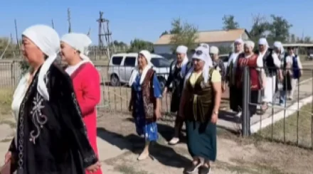  Оралдағы ауылда енелер мен келіндер дауыс беруге бірге барды 