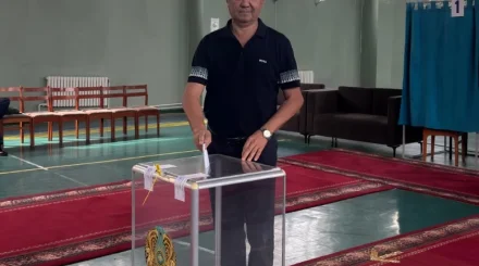 Руководитель фольклорно-этнографического ансамбля «Сазген сазы» Багдат Тлегенов проголосовал на выборах