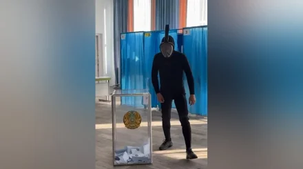 В маске, но без ласт: казахстанец в водолазном костюме пришел отдать свой голос в ВКО (ВИДЕО)