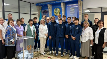   «Оқжетпес» футболшылары сайлау учаскесіне команда болып келді   