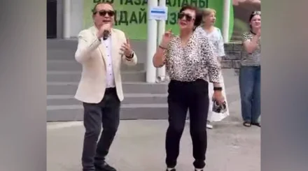  Сейфуллин Жолбарыс Алматыдағы сайлау учаскесінің алдында концерт берді 