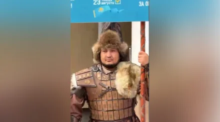 Казахский батыр пришел на избирательный участок в Алматы (ВИДЕО)