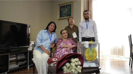 Народная артистка Бибигуль Тулегенова проголосовала на выборах Курултая