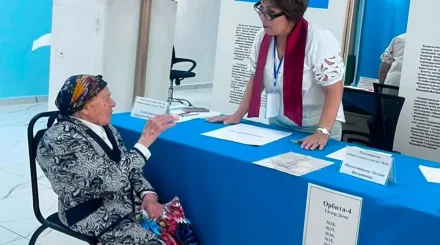В Алматы 102-летняя жительница города проголосовала на выборах