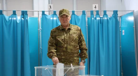 Министр обороны в числе первых проголосовал на выборах в Астане