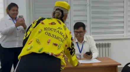 Избиратели пришли на участок в костюмах из конфет в Костанае